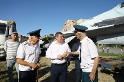 Губернатор Волгоградской области А.И. Бочаров обсуждает с ветеранами дальнейшее благоустройство парка.