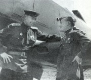 1939 Покрышкин с мехеником Чувашкиным Григорием.jpg