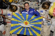 Антон Шкаплеров, космонавт. Герой РФ. На МКС с авиационным флагом.